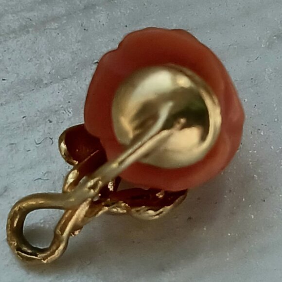 EXQUISITE CORAL CARVED ROSETTE CHARM WITH 14K GOLD BACKING - Picture 4 of 7